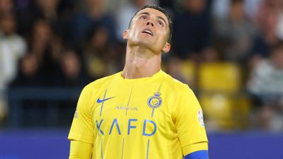 Cristiano Ronaldo di Al Nassr riceve il cartellino rosso mentre la squadra esce dalla Supercoppa Saudita