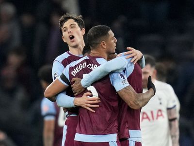 Aston Villa derrotou o Tottenham pela terceira derrota consecutiva, garantindo o quarto lugar