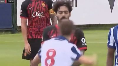 Il giocatore del campionato colpisce in faccia l'avversario in scene brutte durante una partita amichevole
