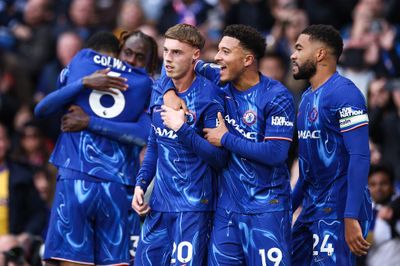 Chelsea profite de la gueule de bois du titre de Liverpool alors que la star des Blues fait taire les chants des Reds