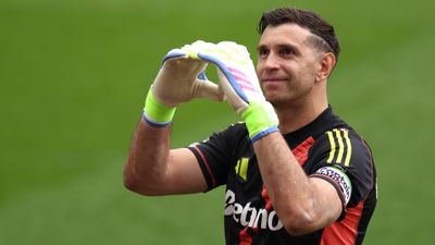 Wiadomości o transferze Emiliano Martineza: przyszłość gwiazdy Aston Villi w kontekście powiązań z Man United