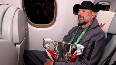 Utmattade Klopp får vila på flyget tillbaka till Liverpool och greppar Carabao Cup