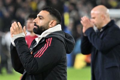 Gary Neville Compares Salah and Ronaldo: Managing Superstars at Top Football Clubs