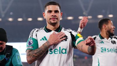 Guimaraes tấn công muộn khi Newcastle vượt qua West Ham để giành vị trí thứ sáu