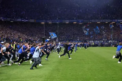 Awans Hamburga do Bundesligi: Radosna inwazja na boisko budzi obawy o bezpieczeństwo