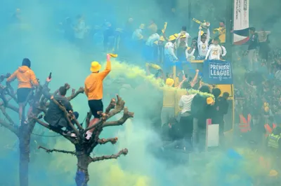 Leeds-fan kritisk såret ved oprykningsparade: Lokalsamfundet demonstrerer til støtte