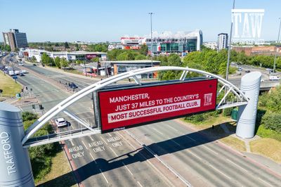 Odważna tablica reklamowa kibiców Liverpoolu na Old Trafford: Nowy rozdział w piłkarskiej rywalizacji
