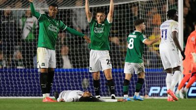 La stella del Luton Town Tahith Chong crolla durante la partita di campionato in scene allarmanti