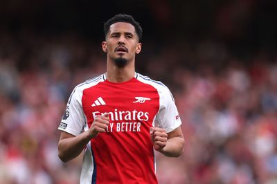 Mikel Arteta fornisce aggiornamenti sull'infortunio di William Saliba dopo l'uscita zoppicante della stella dell'Arsenal
