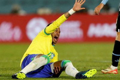 Neymar erleidet beim Spielen für Brasilien einen Kreuzbandriss und muss operiert werden