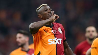 Osimhen Strikes Twice as Galatasaray Triumphs Over 10-Man Tottenham