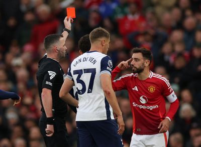 La Premier League rilascia una dichiarazione sul cartellino rosso di Bruno Fernandes mentre il Man Utd esprime la sua rabbia