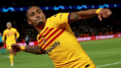 Le doublé de Raphinha guide Barcelone vers la victoire au match aller contre le PSG
