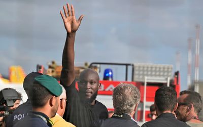 Romelu Lukaku får ett hjältes välkomnande från Roma-fans på flygplatsen