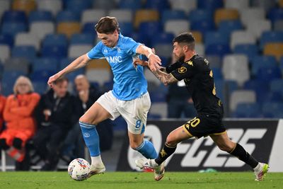Scott McTominay opfordrer Napoli til at bevare roen i optænding i kampen om titel i Serie A.