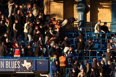 Kekacauan Stamford Bridge: Gangguan Penonton, Pelajaran Keamanan & Dampak Pertandingan Dianalisis
