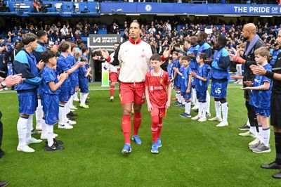 Virgil van Dijk opfordrer til respekt for æresgarde-traditionen efter Liverpools Premier League-triumf