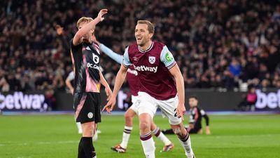 West Ham làm sâu sắc thêm nỗi lo xuống hạng của Leicester với chiến thắng