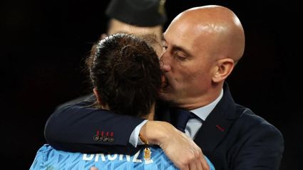 Englands FA-ordförande anklagar Rubiales för att ha kysst brons med våld vid VM för kvinnor