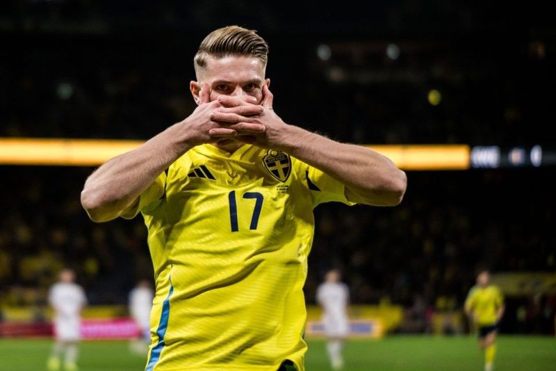 Le recruteur de Manchester United observe le but de Viktor ...