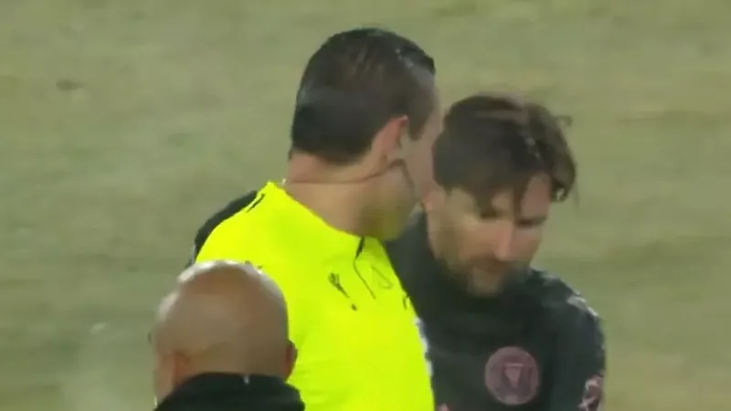L'arbitro che ha supplicato Lionel Messi dopo la partita è stato squalificato per sei mesi